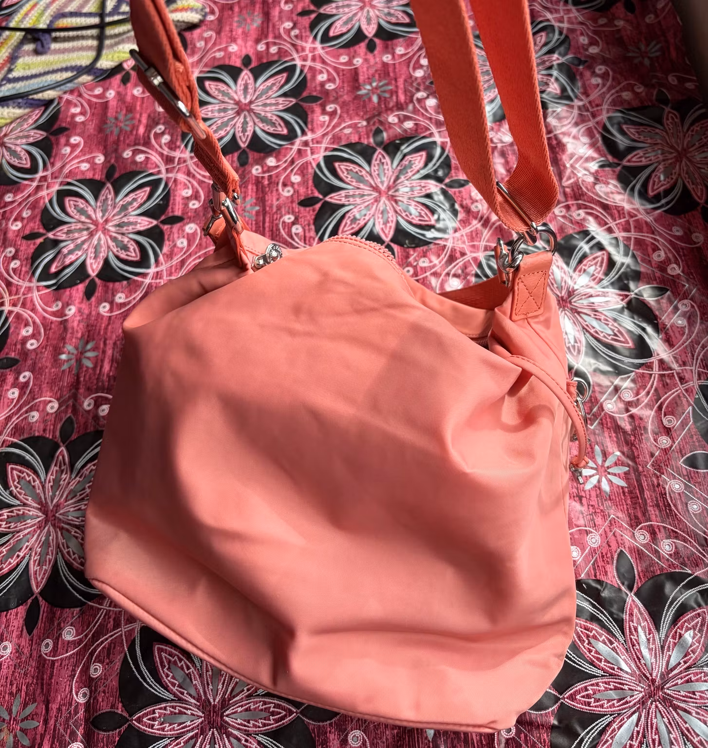 Kipling rosa skuldertaske med aftagelig rem – ca. 34 × 25 cm