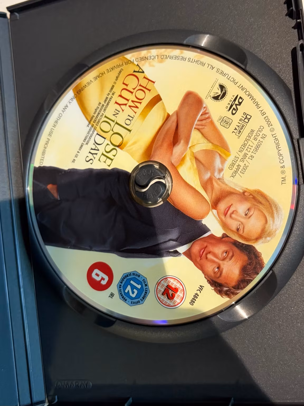 DVD-skiven med filmens titel i etuiet