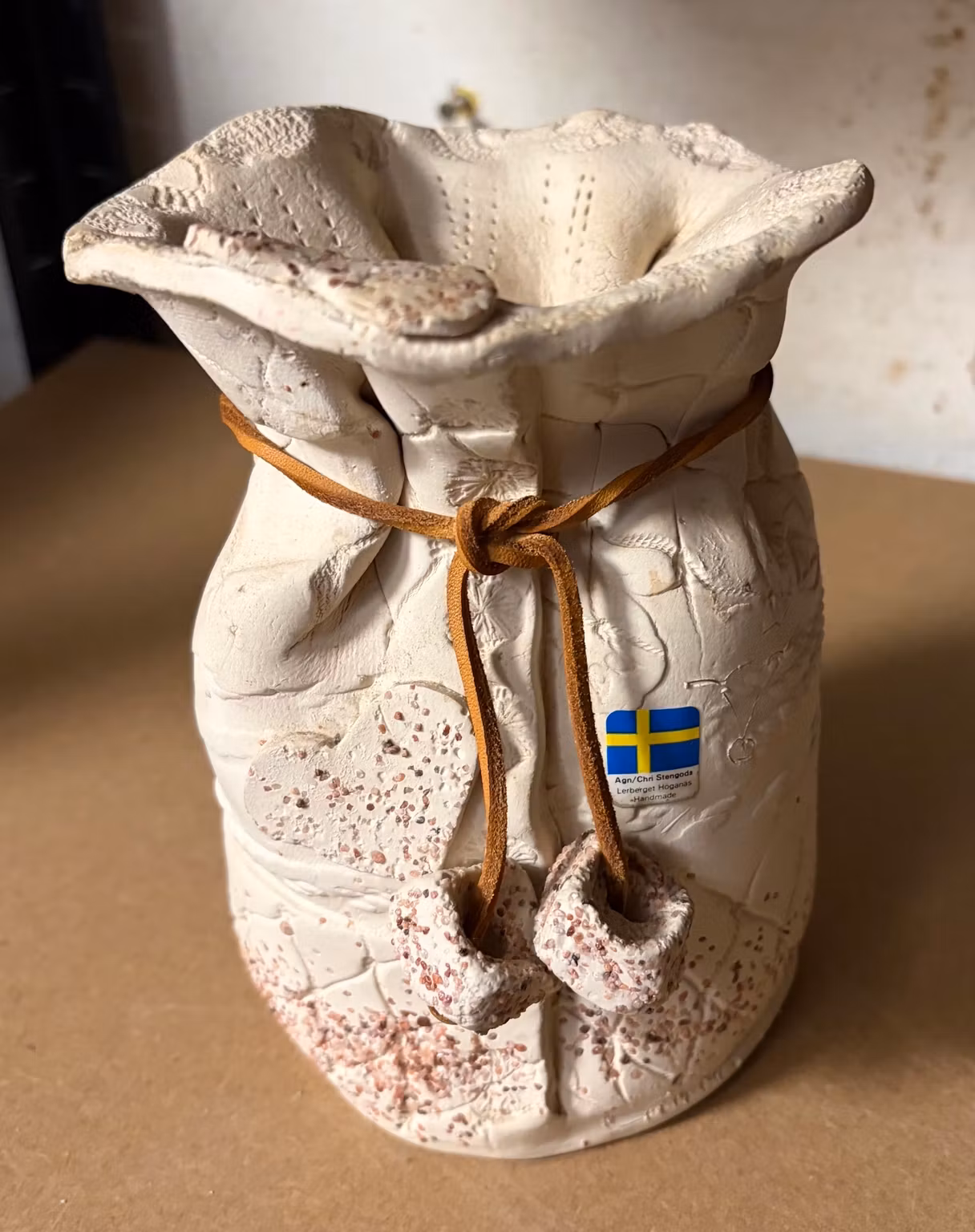 Agn/Chri stentøjsvase som pose – Lerberget Höganäs