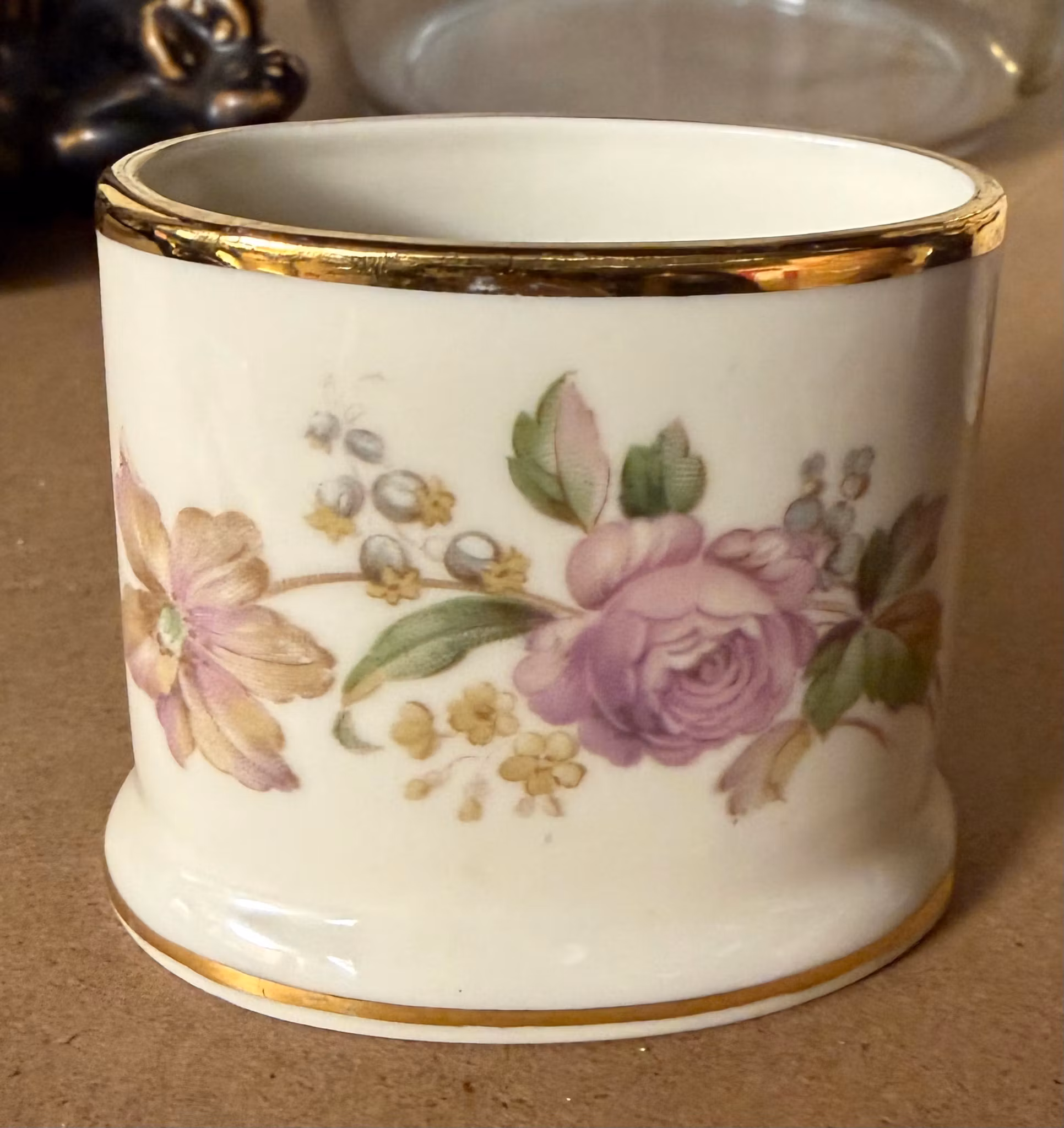 Lille porcelænsskjuler med blomster og guldkant