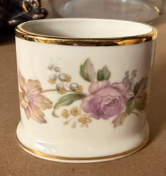Lille porcelænsskjuler med blomster og guldkant