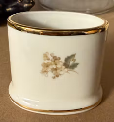 Lille porcelænsskjuler med blomster og guldkant