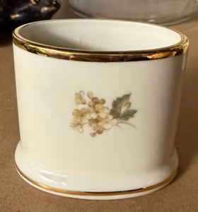 Lille porcelænsskjuler med blomster og guldkant