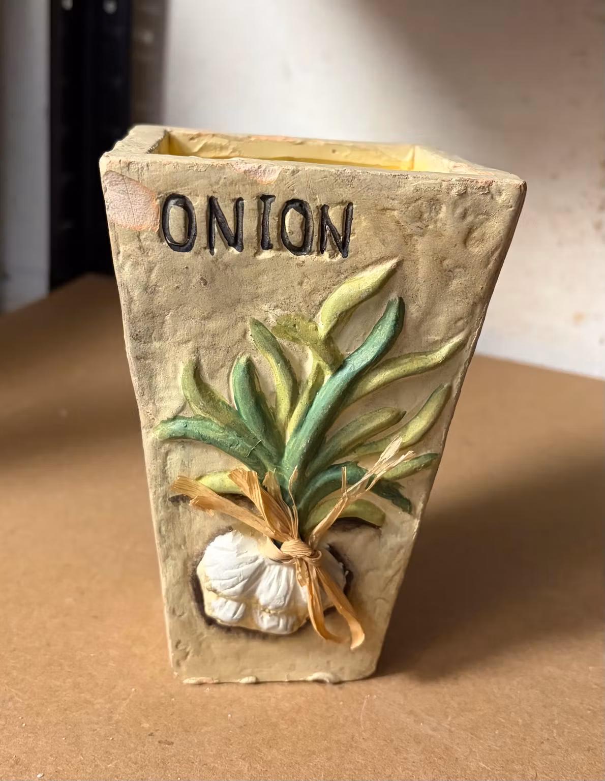 ONION-krukke med løgrelief – ca. 17 cm