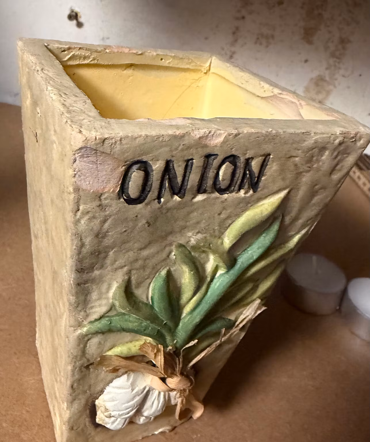 ONION-krukke med løgrelief – ca. 17 cm