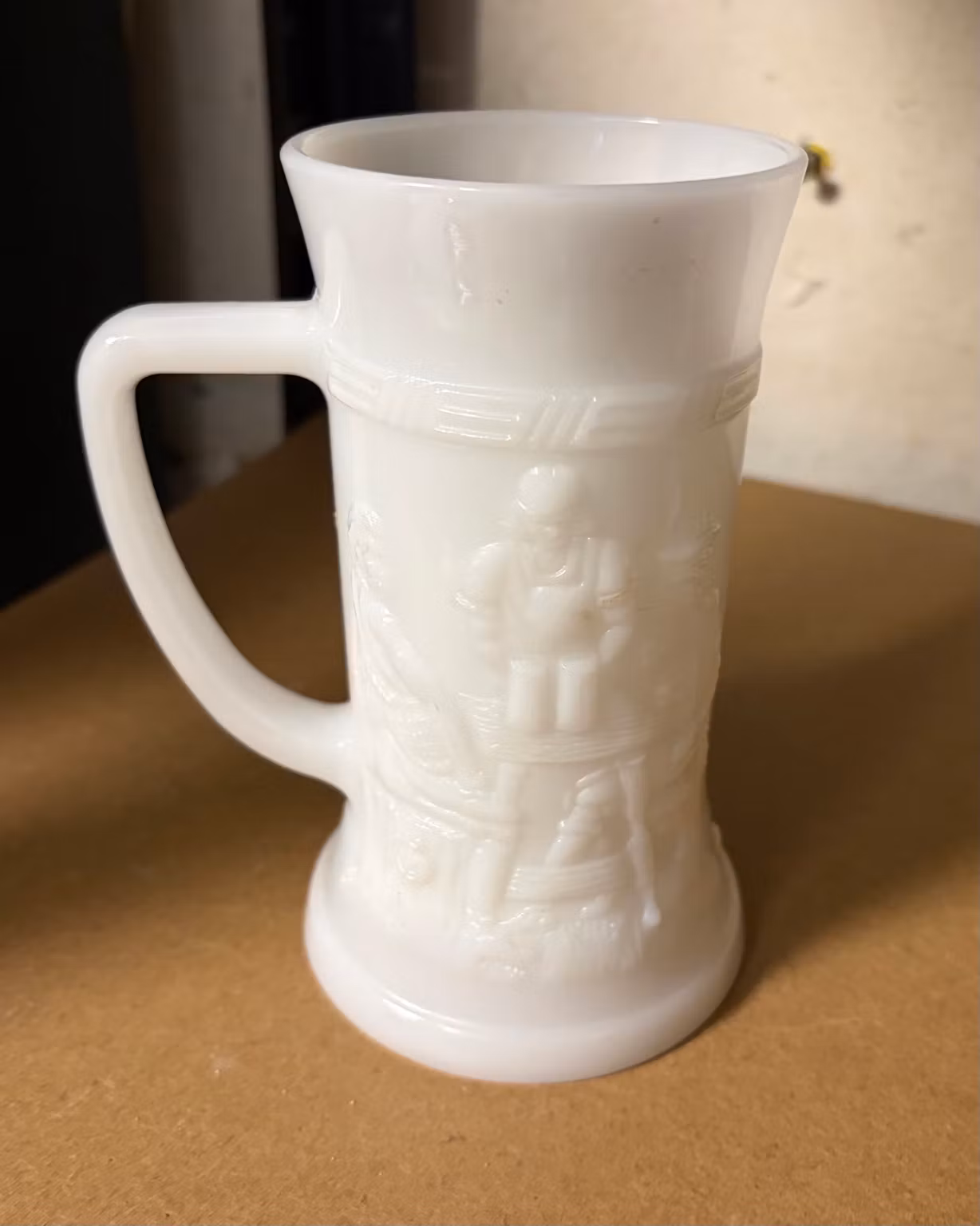 Hvidt ølkrus i opalglas med relief – ca. 16 cm