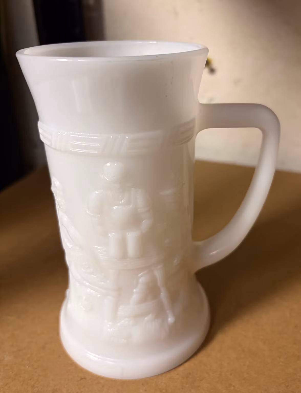 Hvidt ølkrus i opalglas med relief – ca. 16 cm