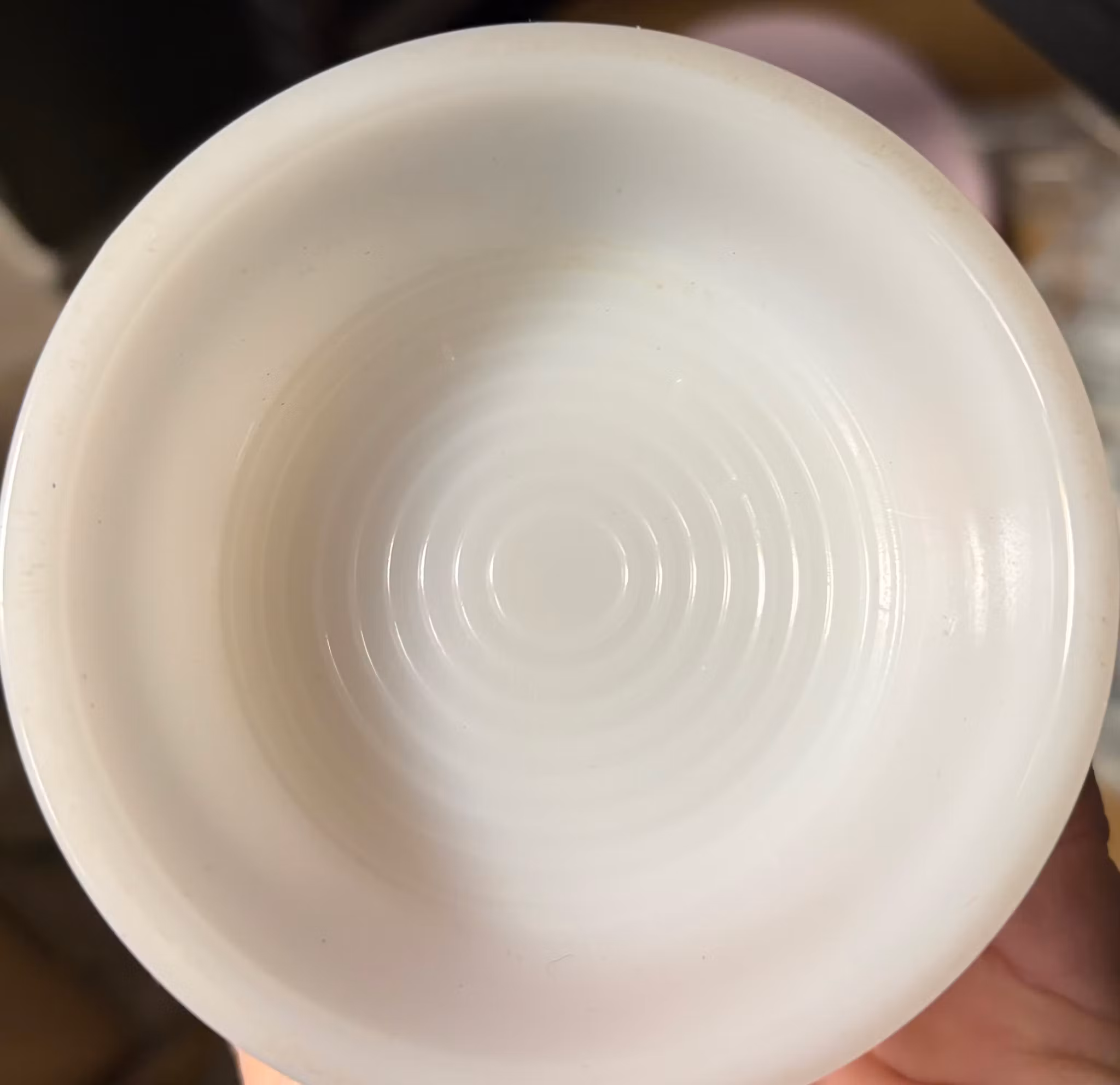 Hvidt ølkrus i opalglas med relief – ca. 16 cm