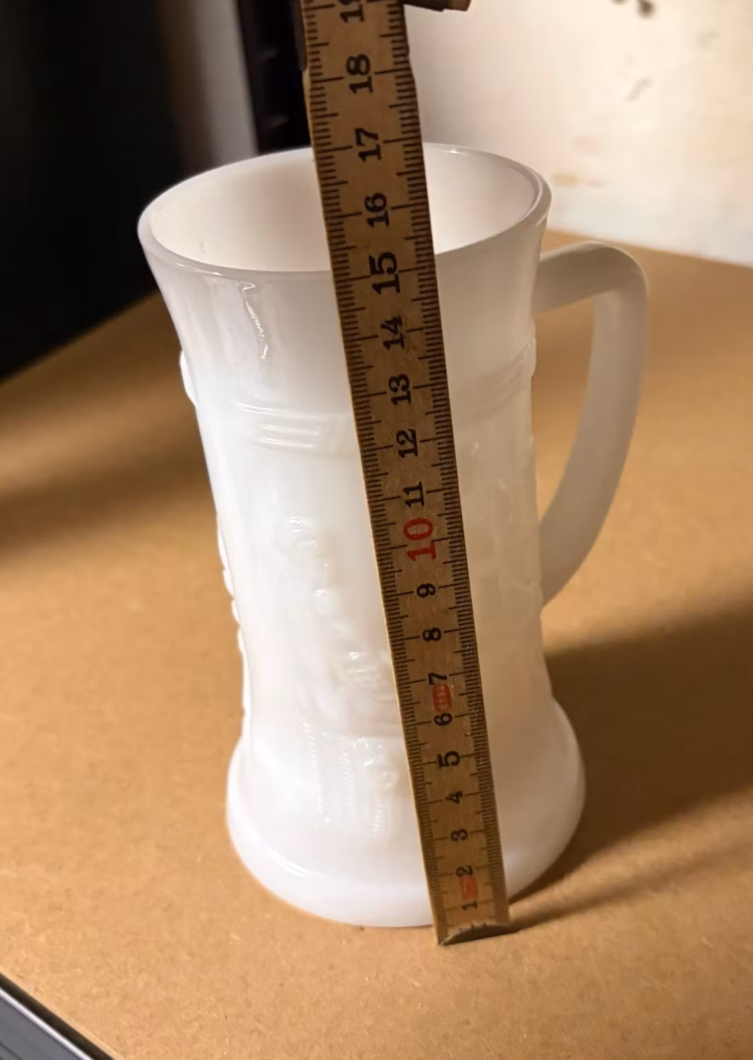 Hvidt ølkrus i opalglas med relief – ca. 16 cm