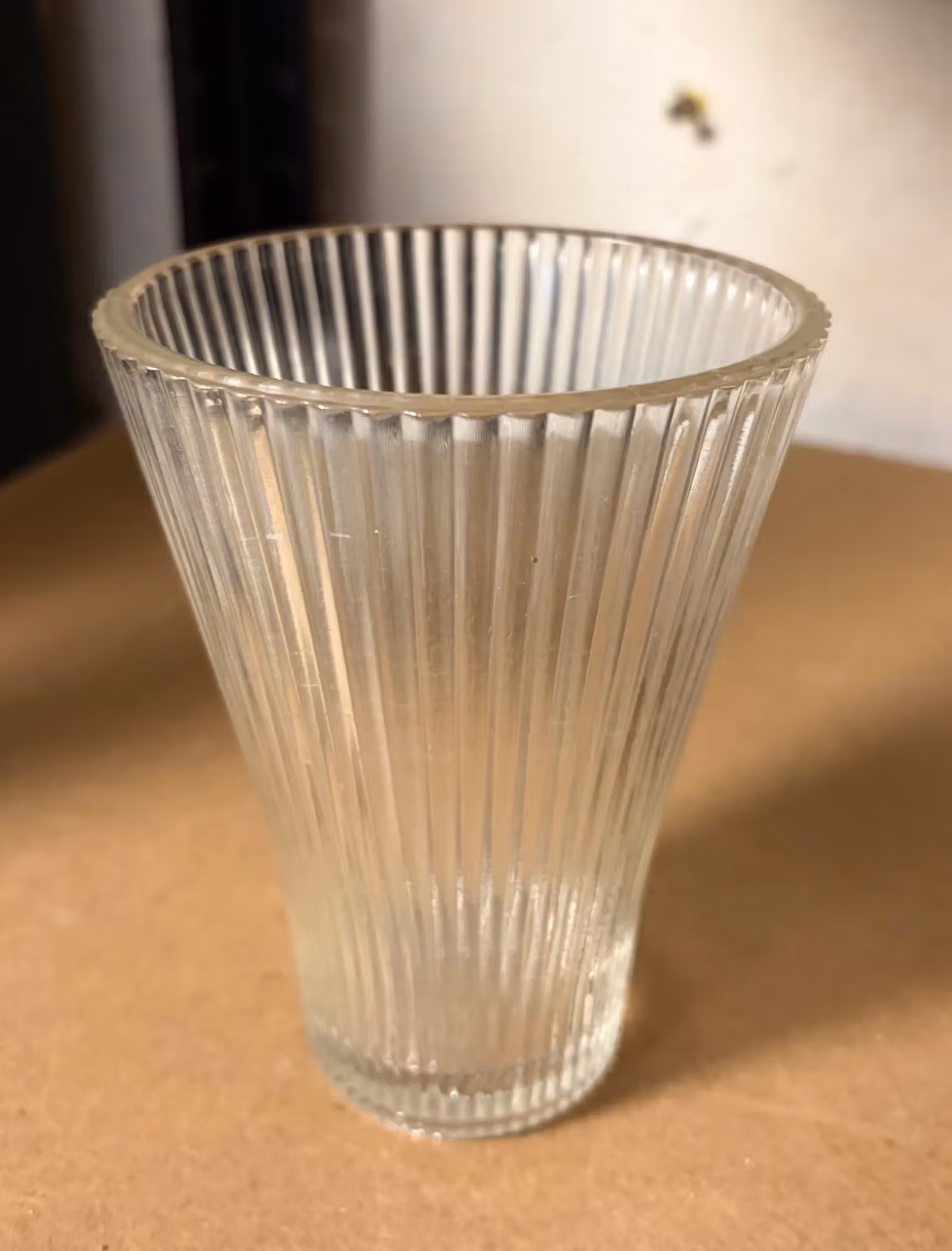 Holmegaard hospitalsvase i riflet glas – ca. 13 cm