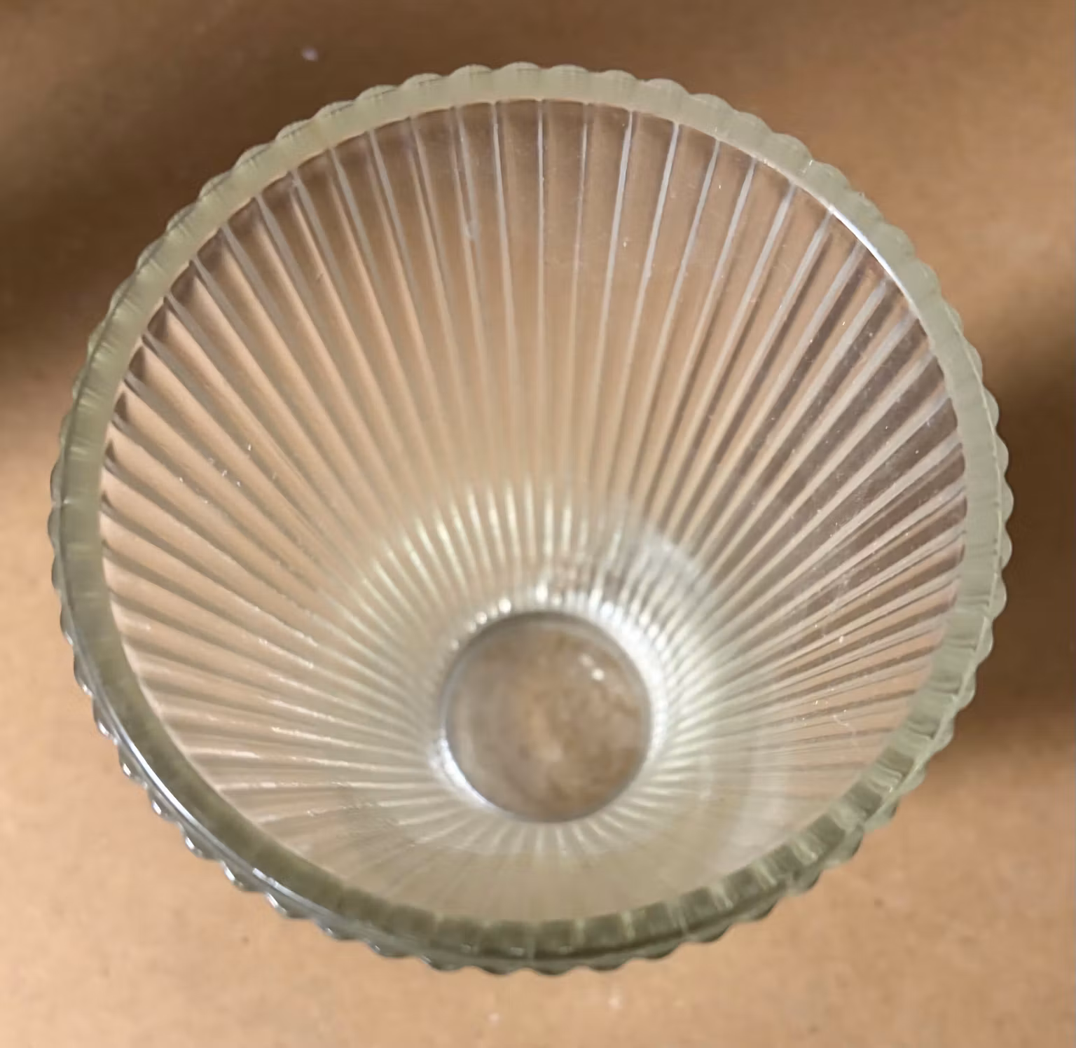 Holmegaard hospitalsvase i riflet glas – ca. 13 cm