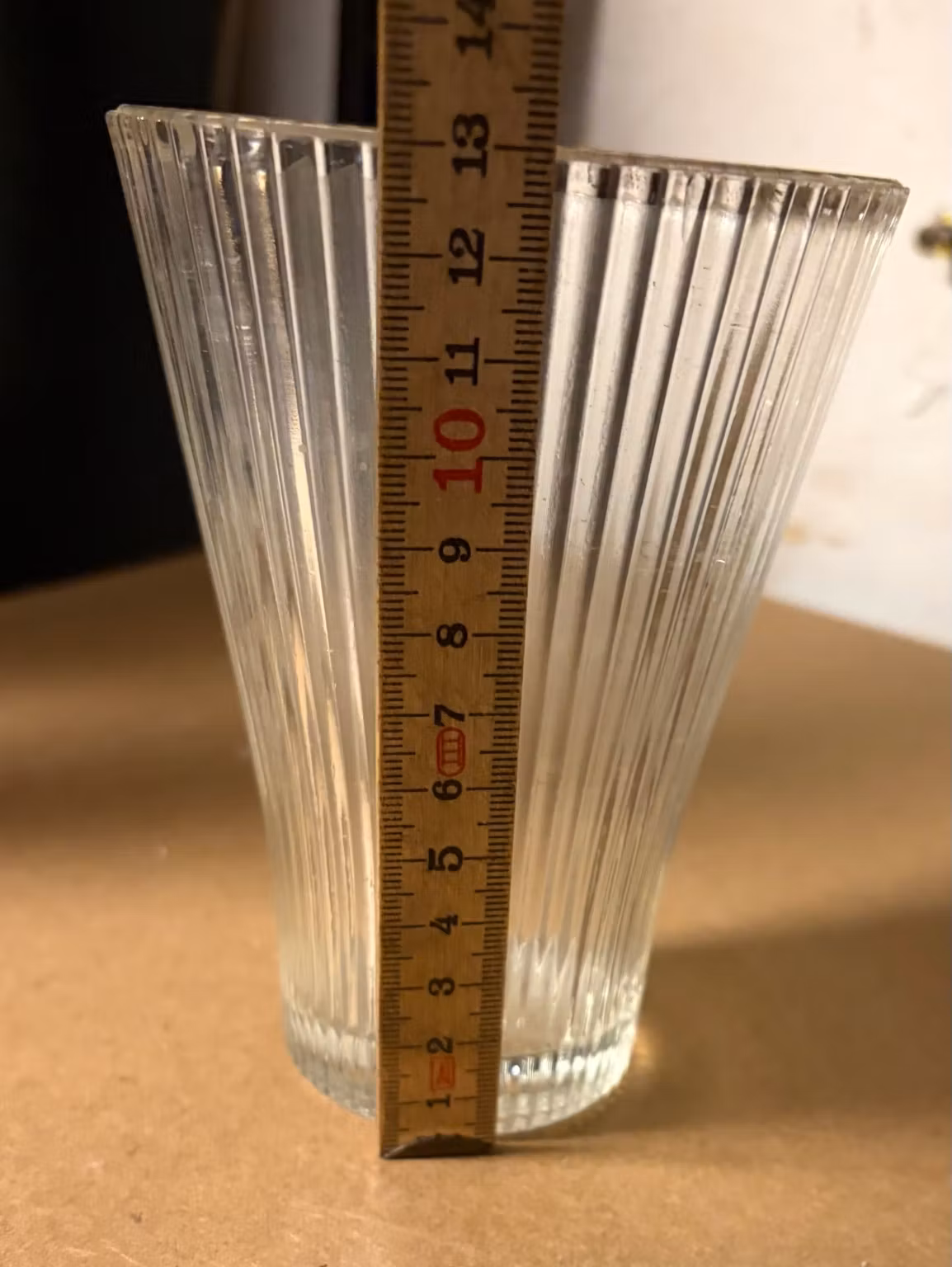 Holmegaard hospitalsvase i riflet glas – ca. 13 cm