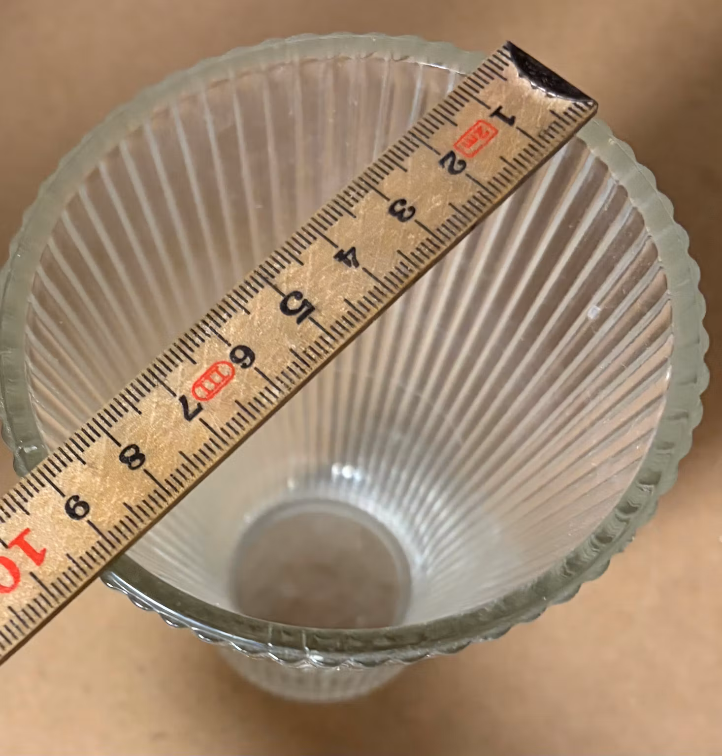 Holmegaard hospitalsvase i riflet glas – ca. 13 cm
