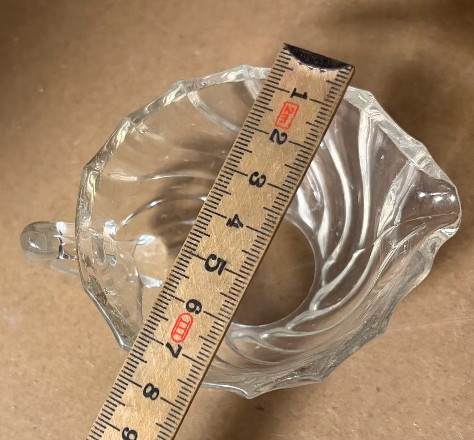 Lille flødekande i klart glas med snoet mønster
