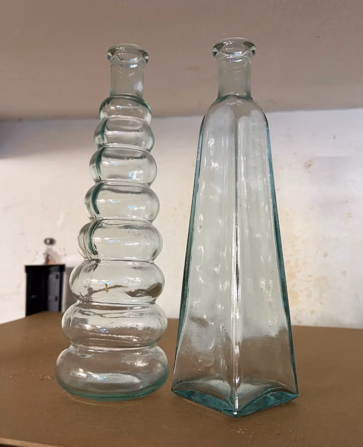 Glasvase med ringformet relief – ca. 25 cm