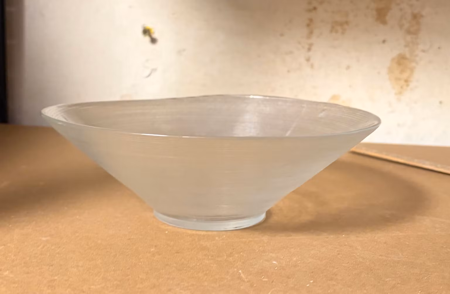 Glasskål i matteret glas med fine riller – ca. 21 cm