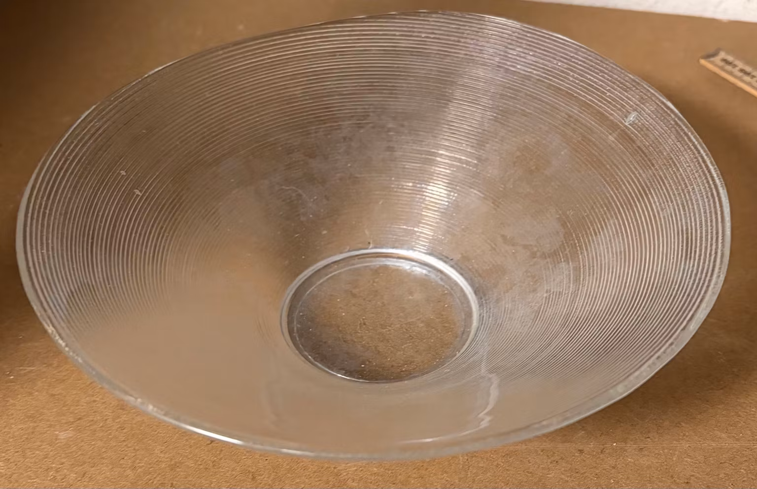 Glasskål i matteret glas med fine riller – ca. 21 cm