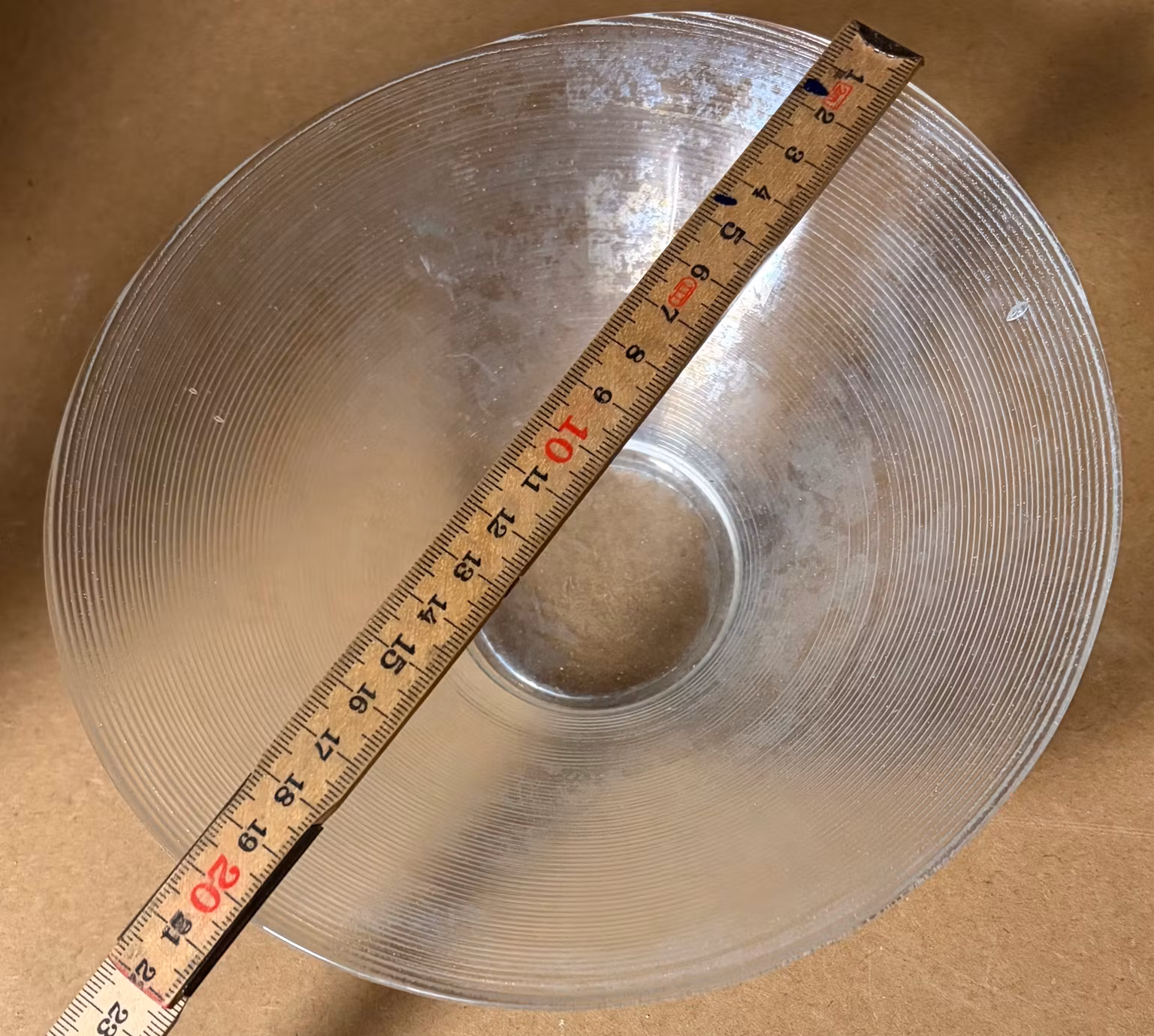 Glasskål i matteret glas med fine riller – ca. 21 cm