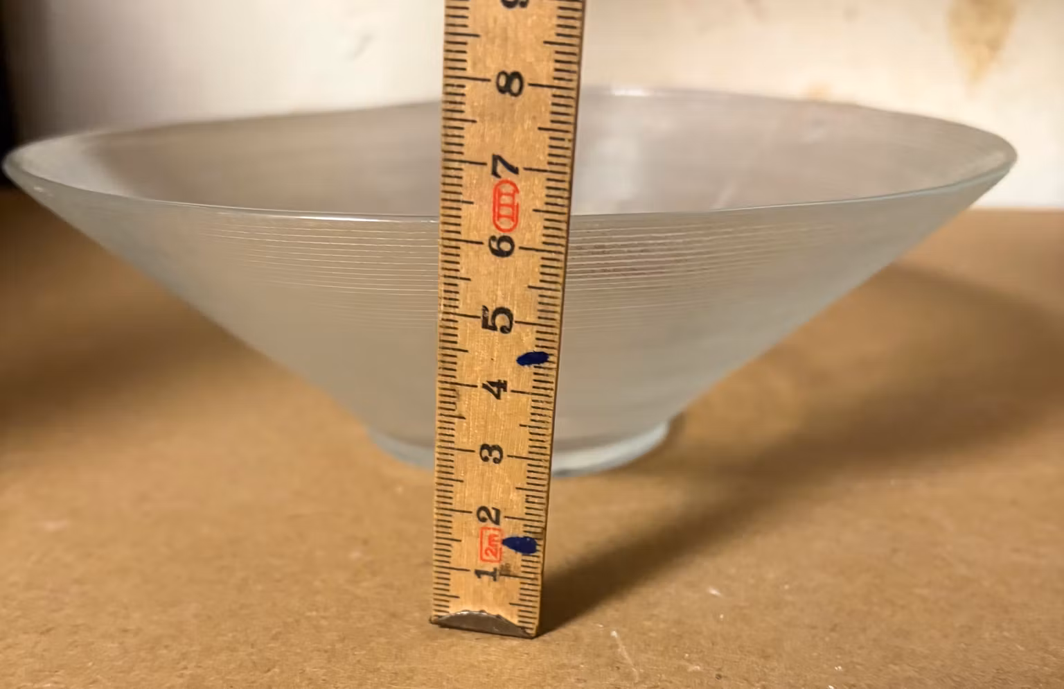 Glasskål i matteret glas med fine riller – ca. 21 cm