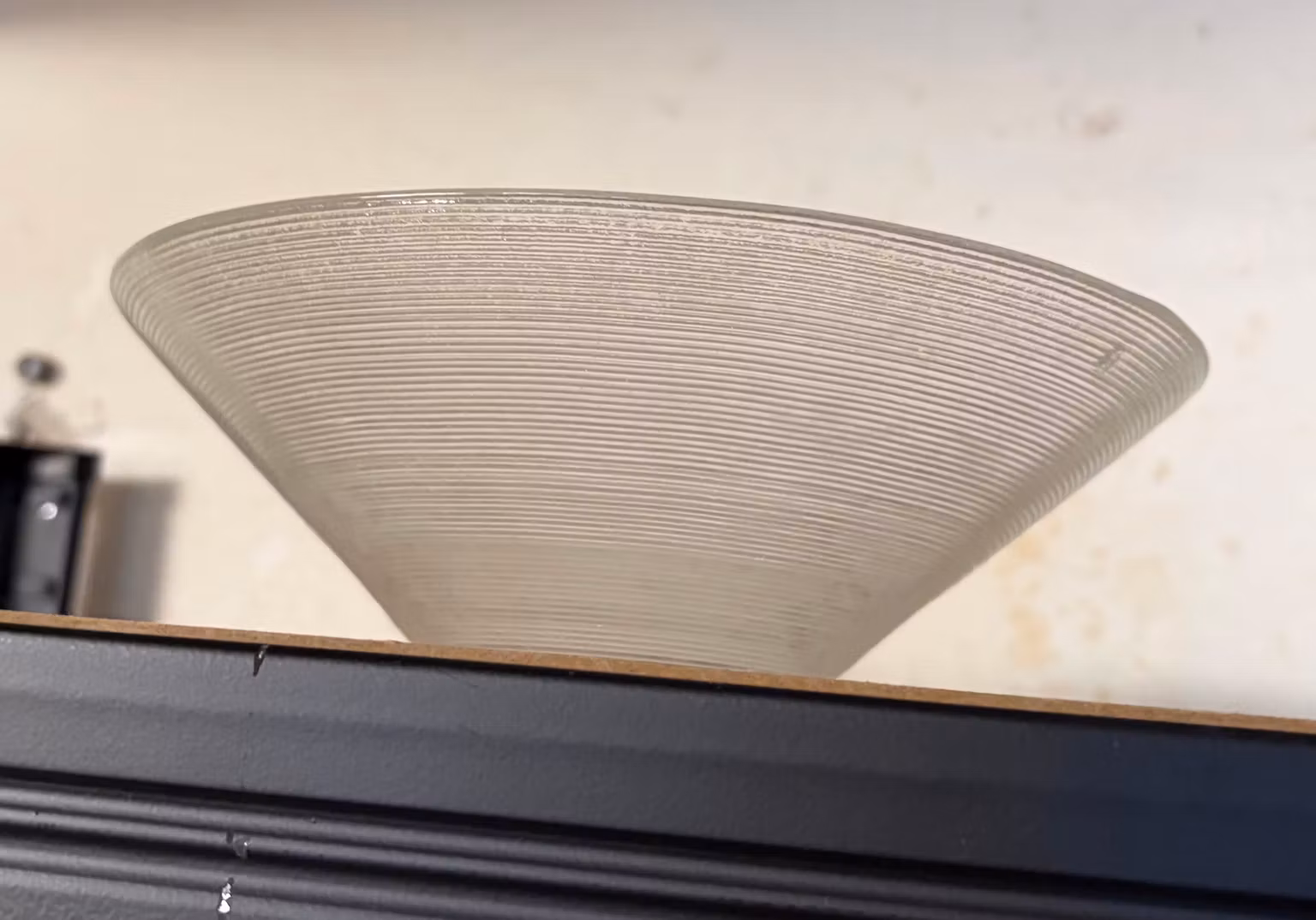Glasskål i matteret glas med fine riller – ca. 21 cm