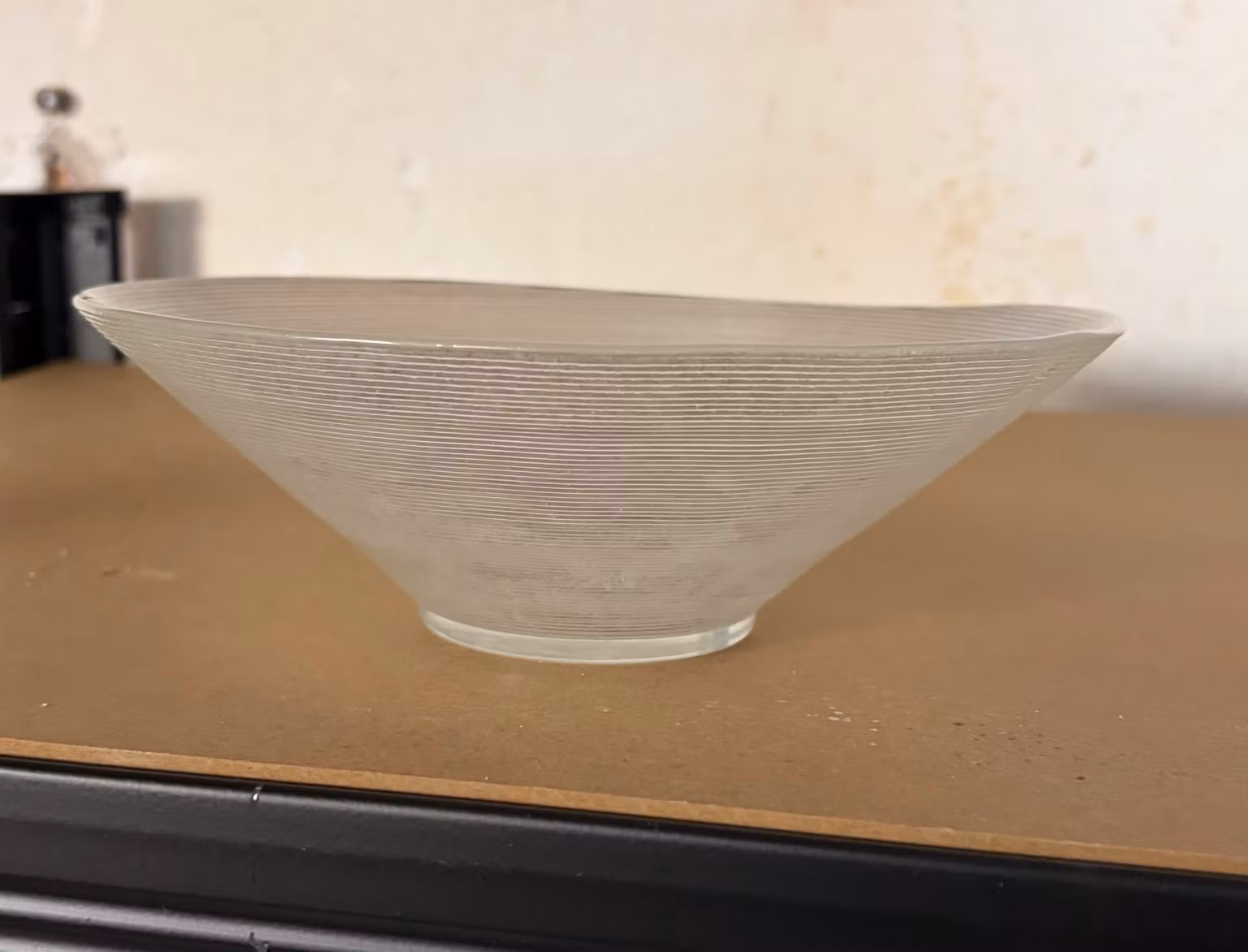 Glasskål i matteret glas med fine riller – ca. 21 cm