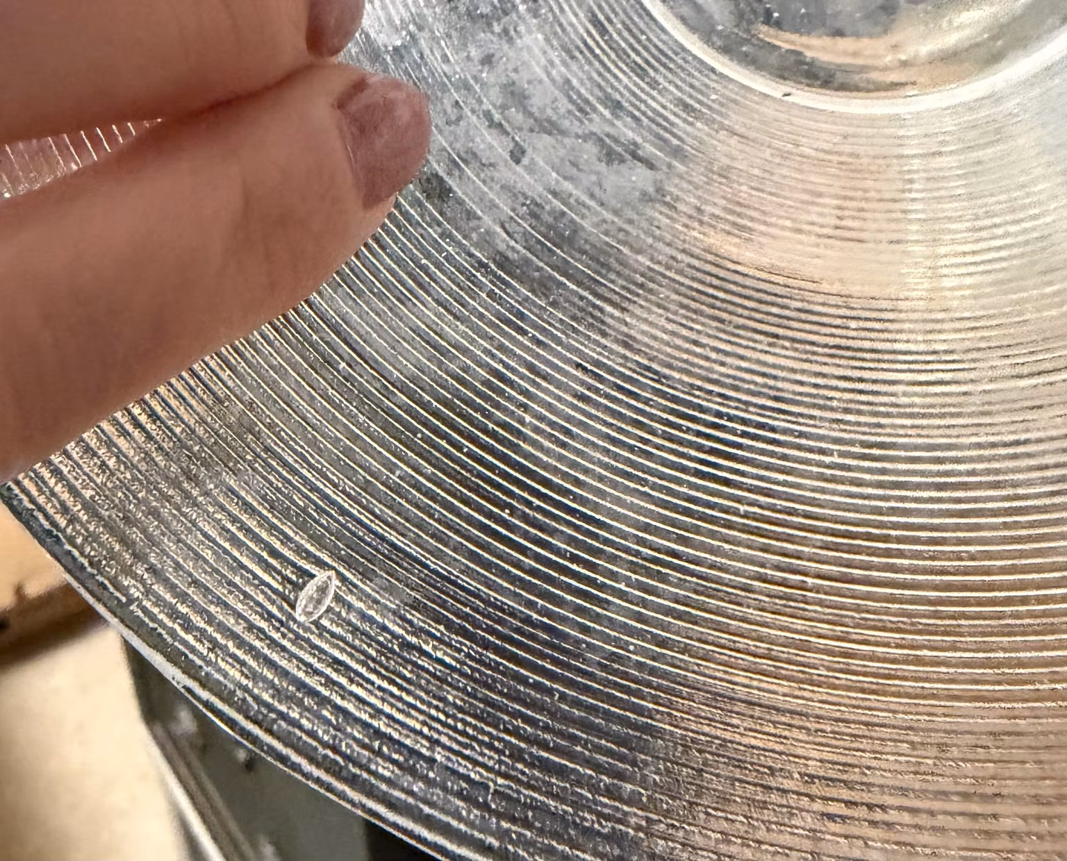 Glasskål i matteret glas med fine riller – ca. 21 cm