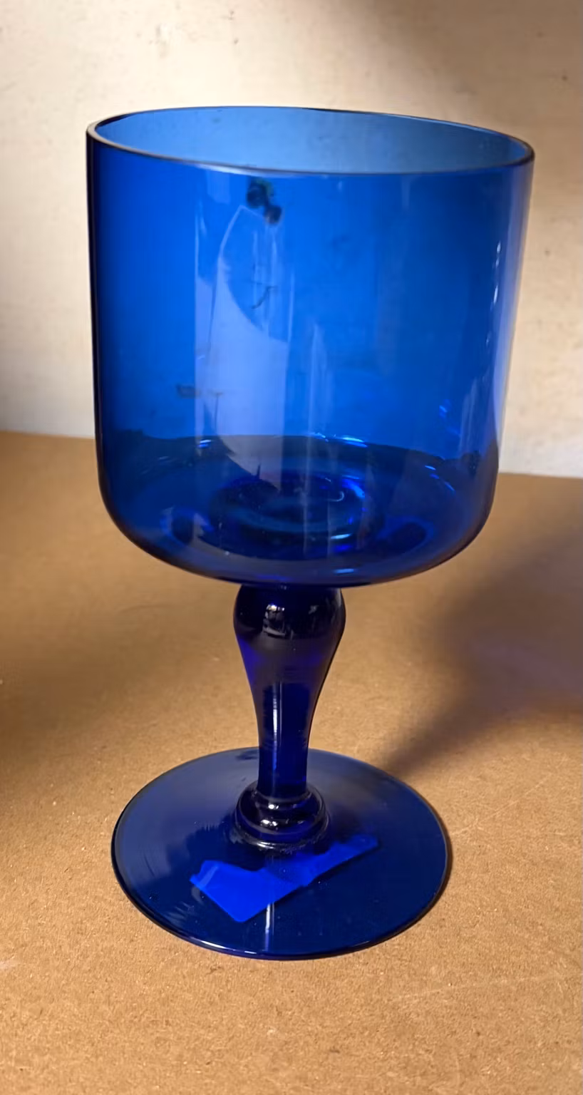 Koboltblåt pokalglas på fod – ca. 18 cm