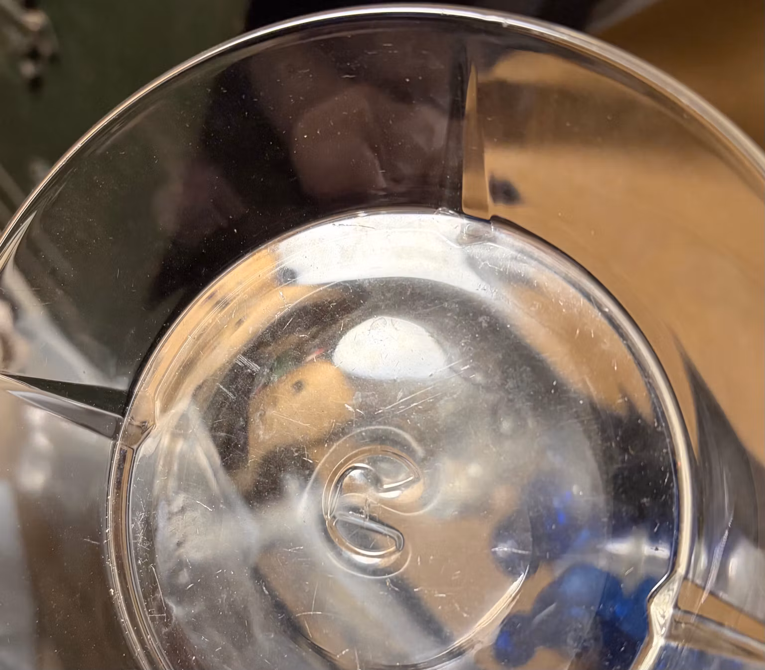 Klart glasaskebæger med tre indhak – ca. 15 cm