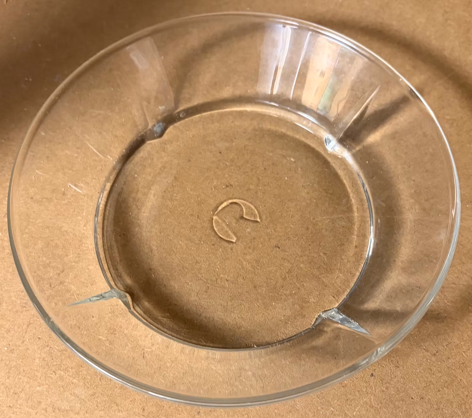 Klart glasaskebæger med tre indhak – ca. 15 cm