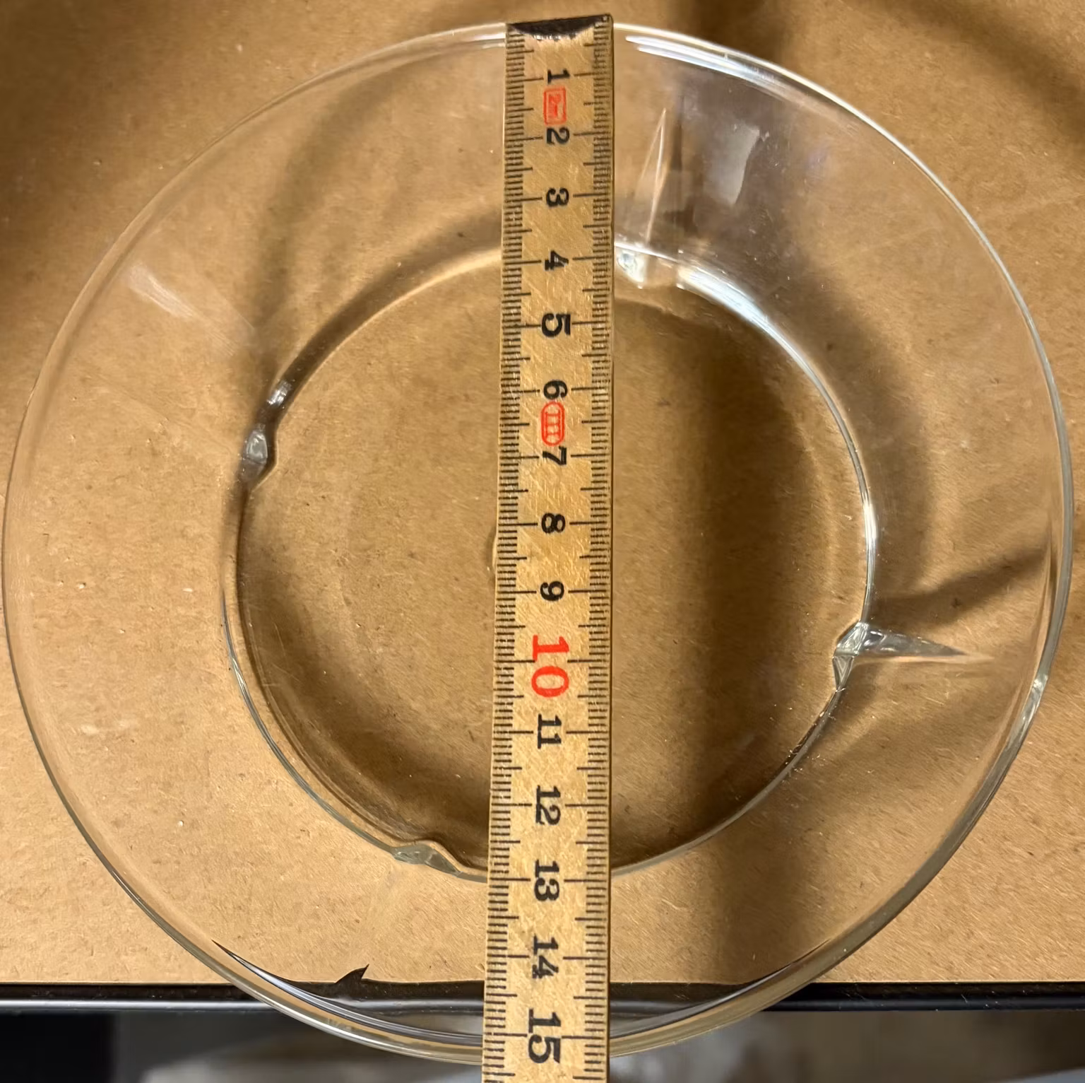 Klart glasaskebæger med tre indhak – ca. 15 cm