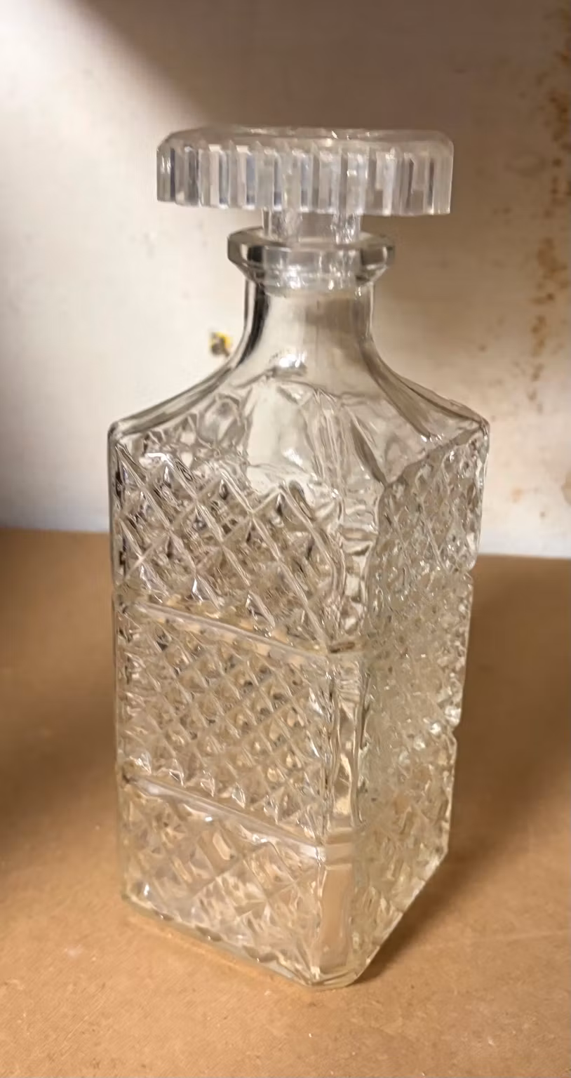 Firkantet glaskaraffel med prop og mønster – ca. 20 cm