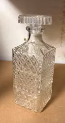 Firkantet glaskaraffel med prop og mønster – ca. 20 cm
