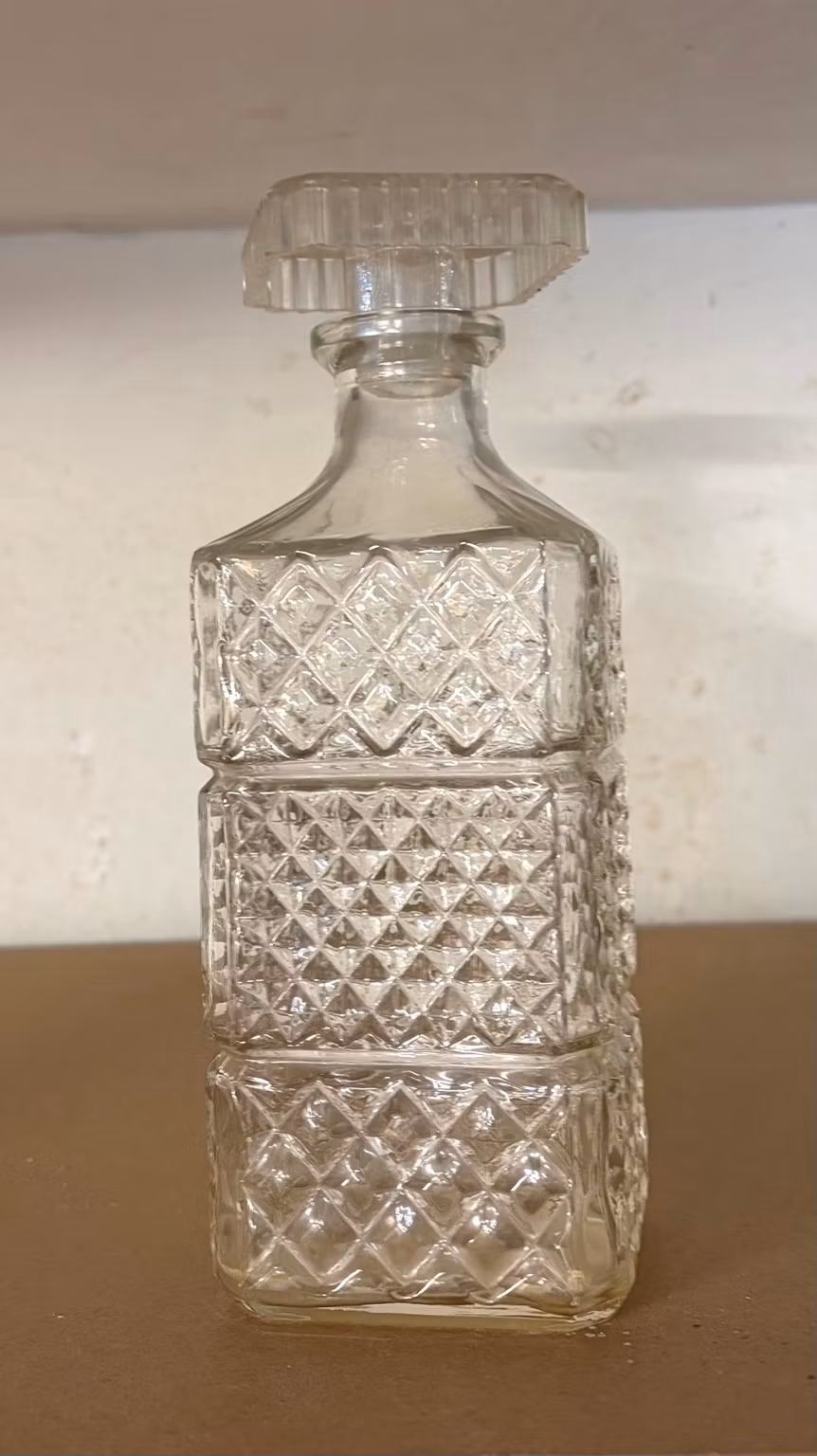 Firkantet glaskaraffel med prop og mønster – ca. 20 cm