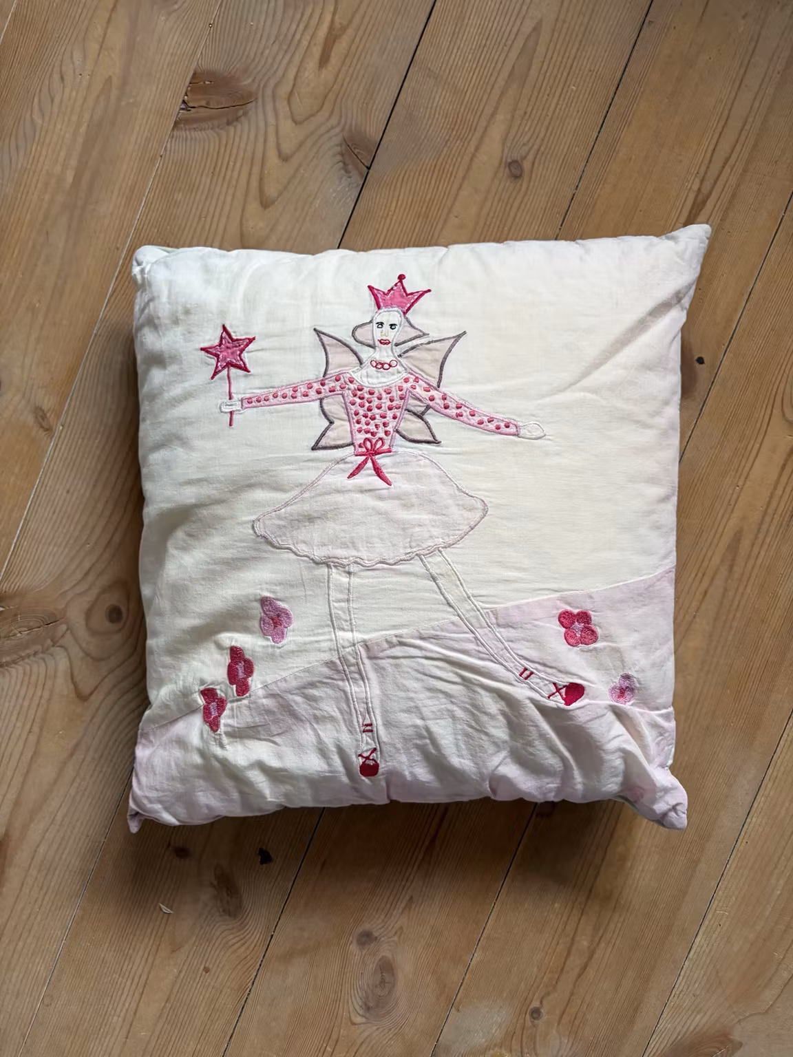Pyntepude med broderet fe og blomster – ca. 40 × 40 cm