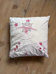 Pyntepude med broderet fe og blomster – ca. 40 × 40 cm