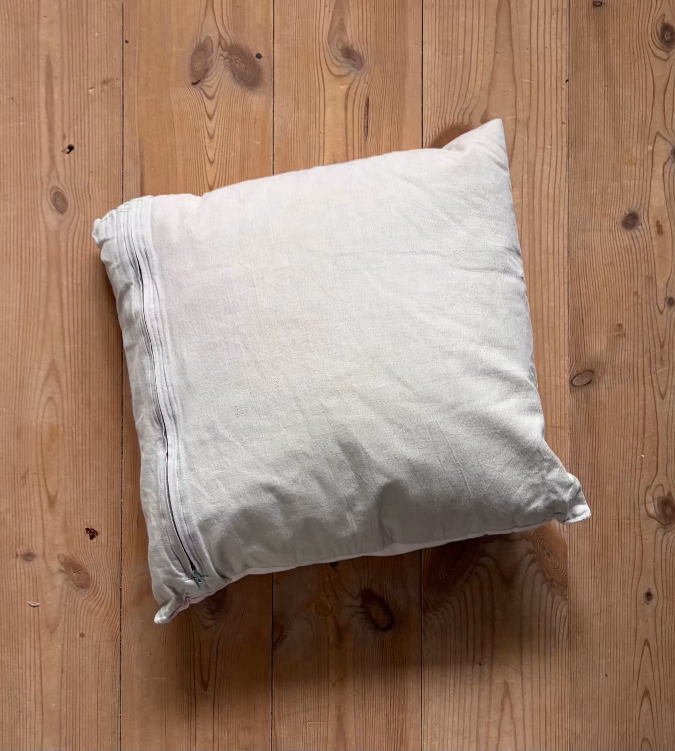 Pyntepude med broderet fe og blomster – ca. 40 × 40 cm