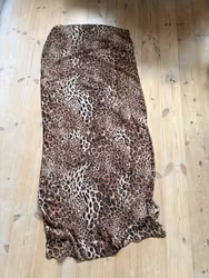 Leopardmønstret tørklæde i brune og sorte nuancer