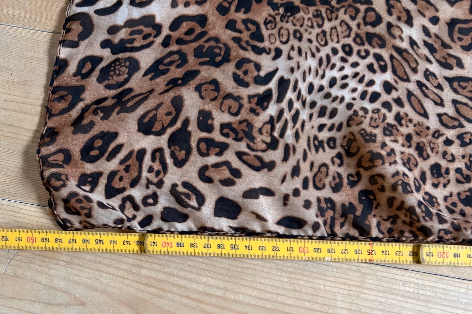 Leopardmønstret tørklæde i brune og sorte nuancer