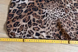 Leopardmønstret tørklæde i brune og sorte nuancer