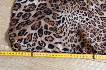 Leopardmønstret tørklæde i brune og sorte nuancer