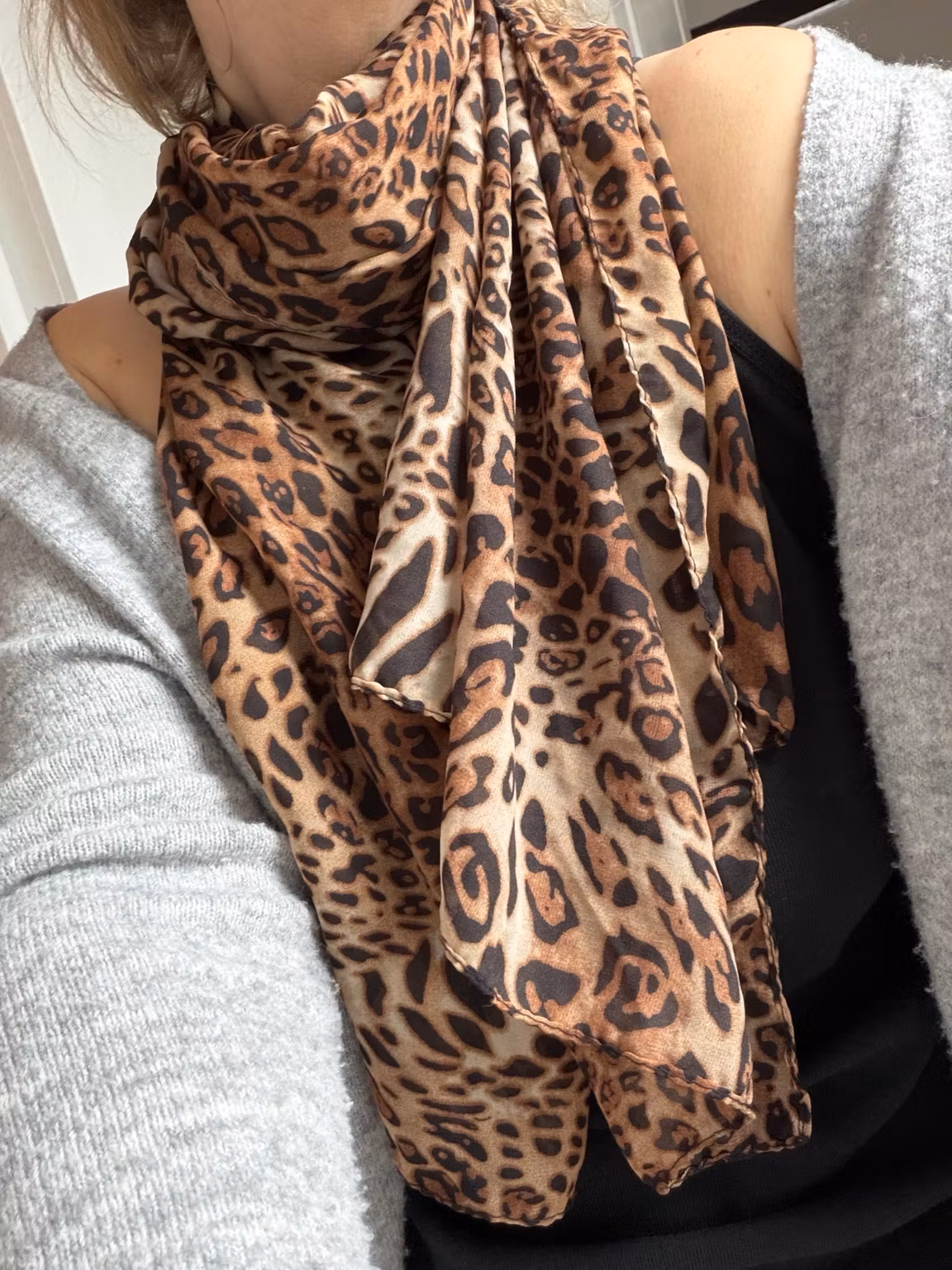 Leopardmønstret tørklæde i brune og sorte nuancer