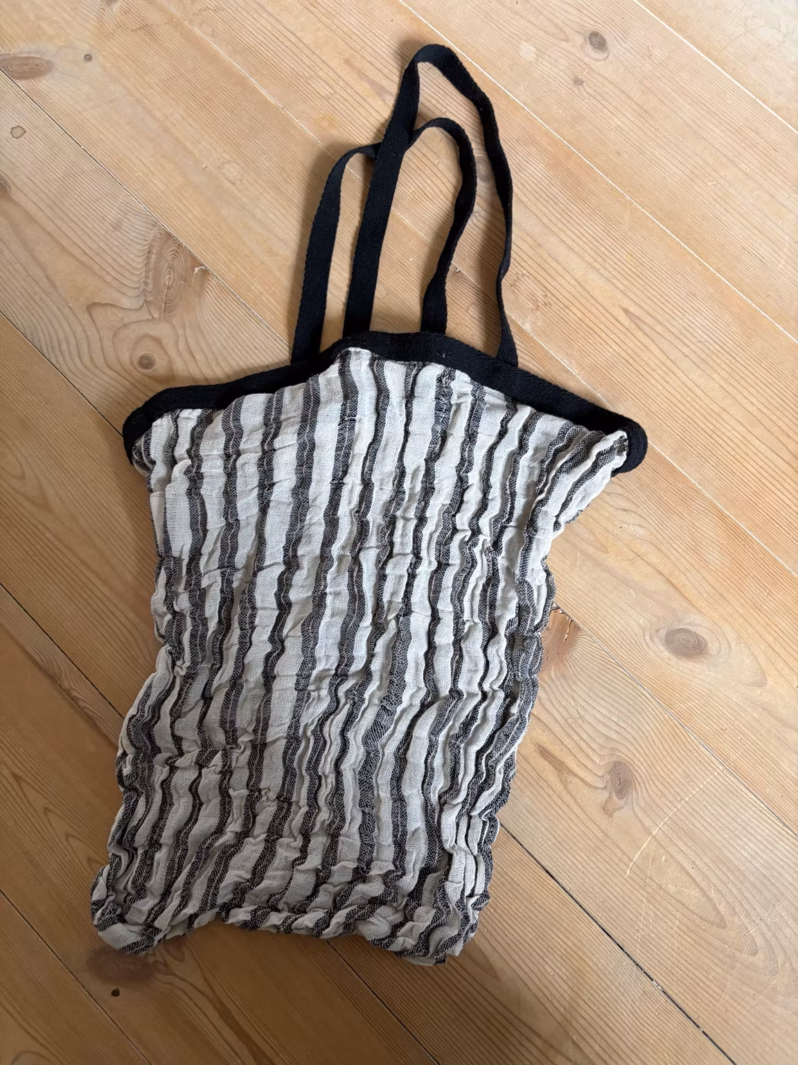Stribet stofnet i jute og bomuld med sorte hanke – ca. 47 cm