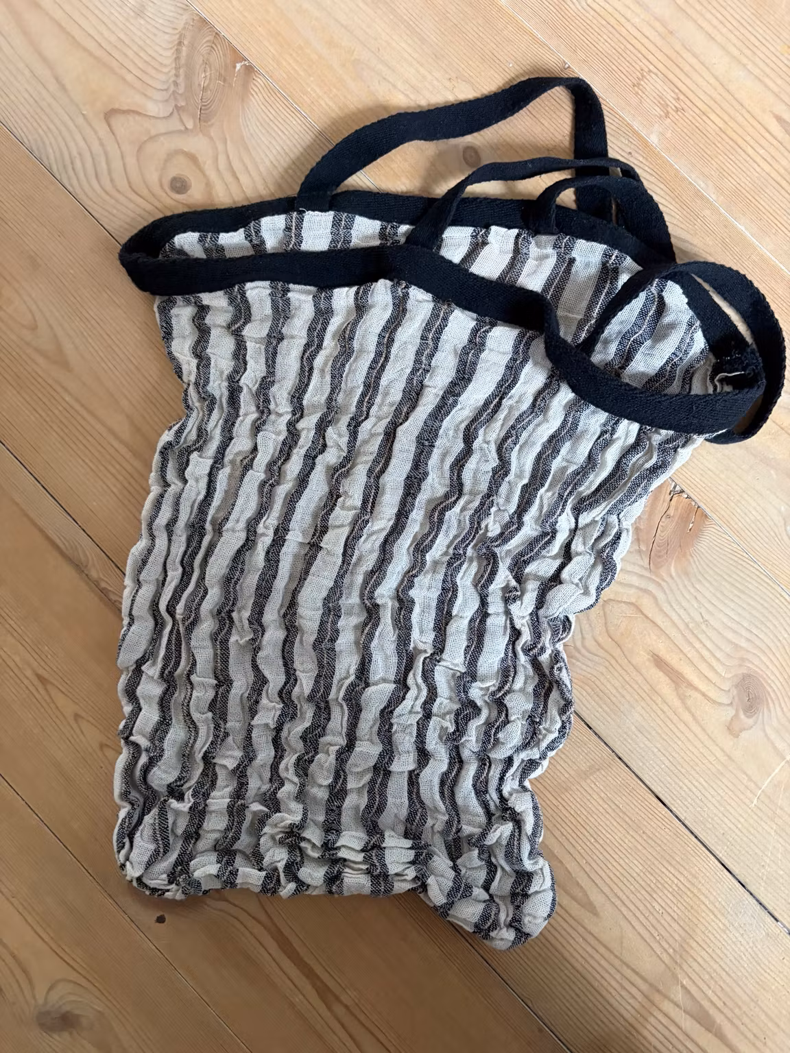 Stribet stofnet i jute og bomuld med sorte hanke – ca. 47 cm