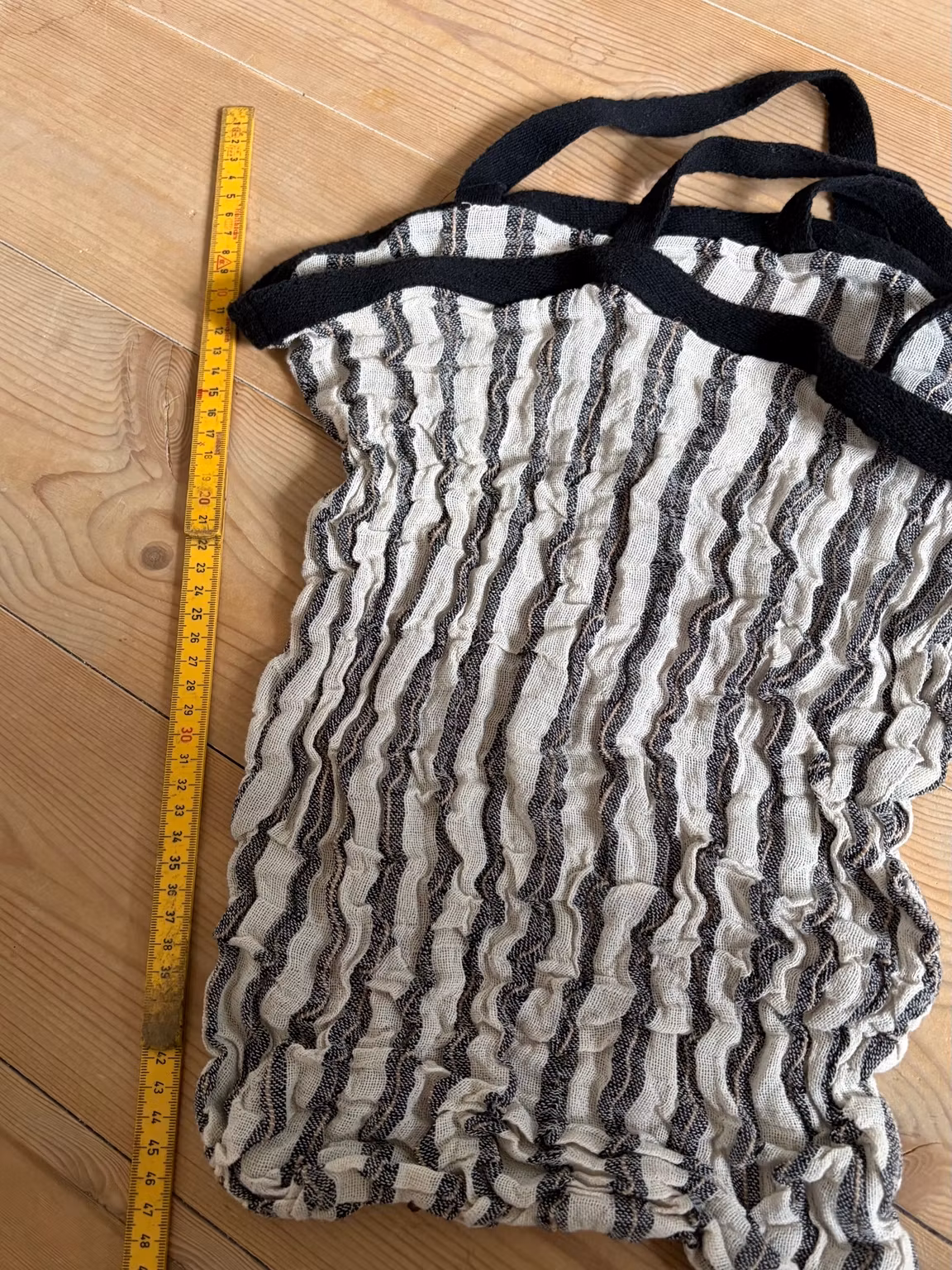 Stribet stofnet i jute og bomuld med sorte hanke – ca. 47 cm