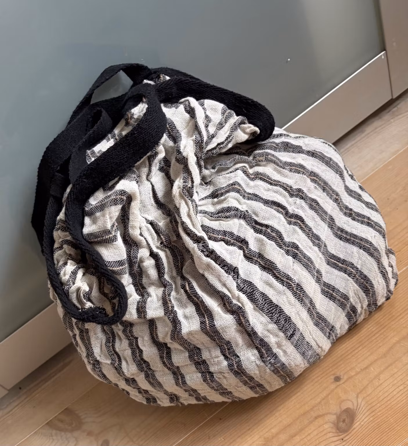 Stribet stofnet i jute og bomuld med sorte hanke – ca. 47 cm