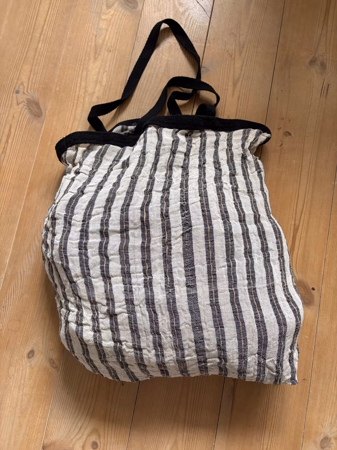 Stribet stofnet i jute og bomuld med sorte hanke – ca. 47 cm