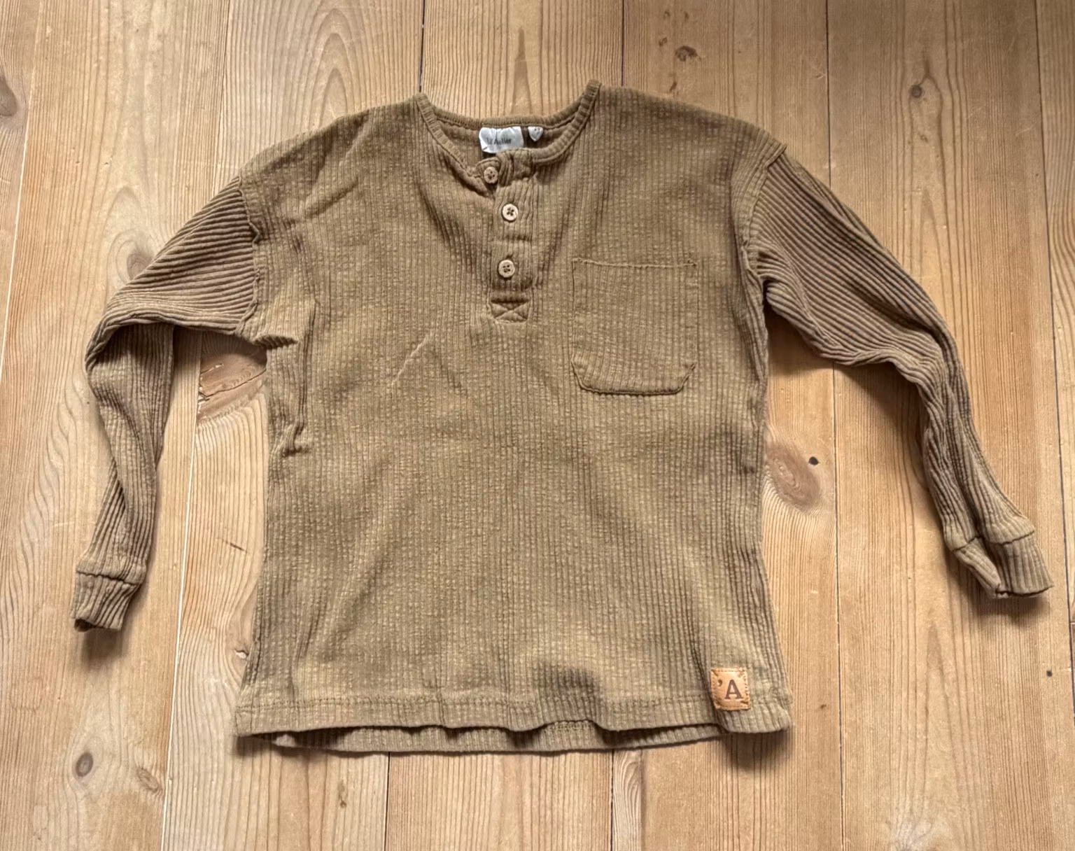 Lil’ Atelier brun ribbet bluse med knapper – str. 4–5 år