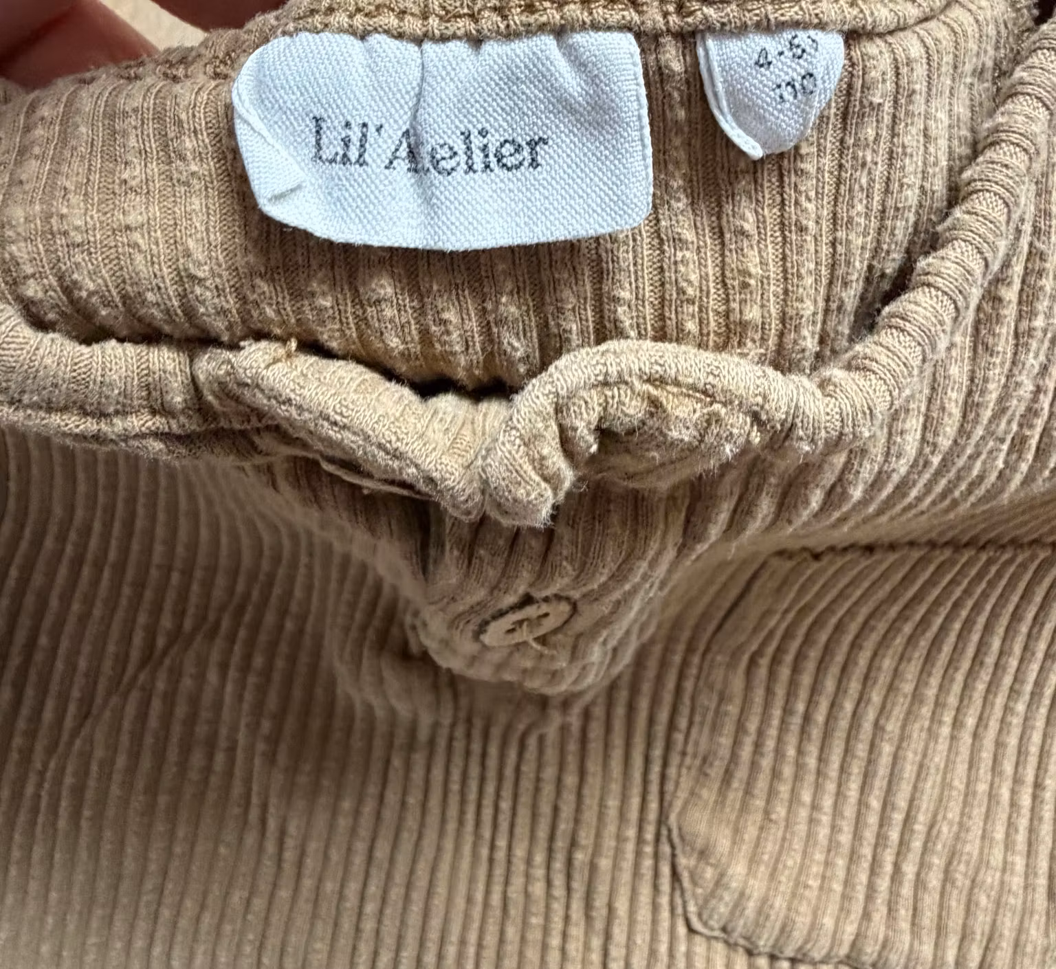 Lil’ Atelier brun ribbet bluse med knapper – str. 4–5 år