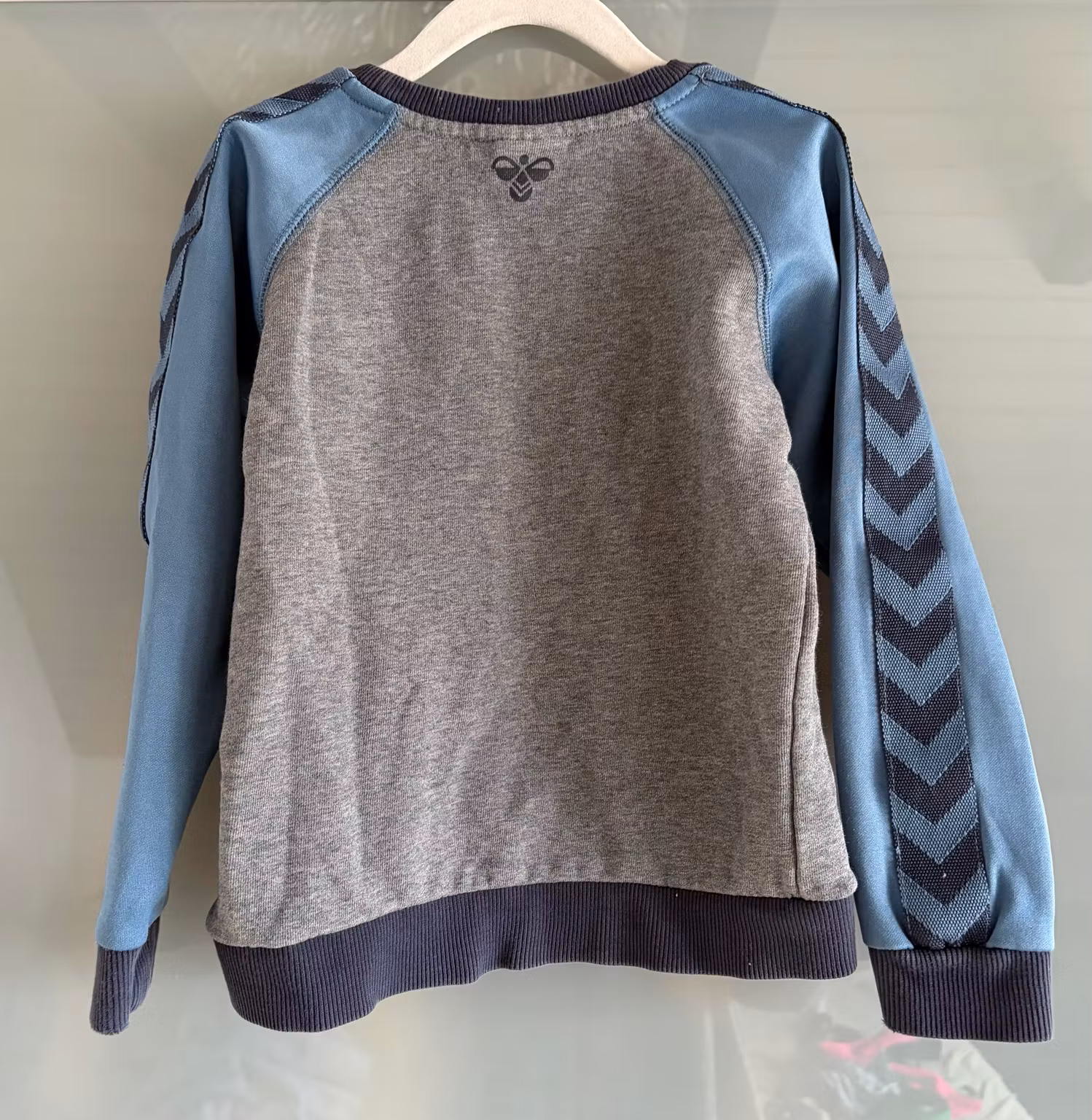 Hummel grå og blå sweatshirt med 1923-print – str. 110