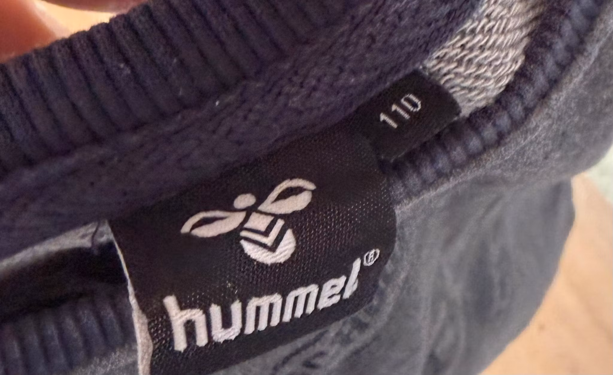 Hummel grå og blå sweatshirt med 1923-print – str. 110